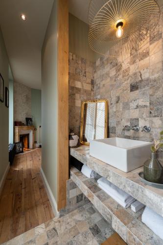 une salle de bain avec un lavabo et un miroir dans l'établissement Suite S 55m2 villa classée, à Vichy