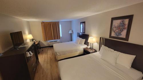 Postel nebo postele na pokoji v ubytování Days Inn by Wyndham Sheridan