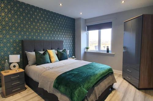 een slaapkamer met een groot bed en een raam bij Inviting 1-Bed Apartment in the heart of Sheffield in Sheffield