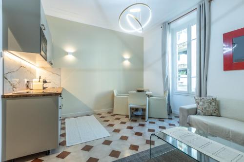 un salon avec un canapé et une table dans l'établissement Menton Casino, à Menton