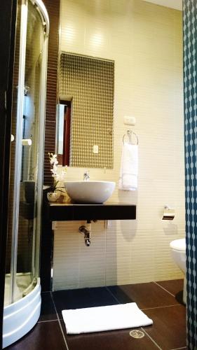 a bathroom with a sink and a mirror at Los Leones Hotel Boutique in Arequipa