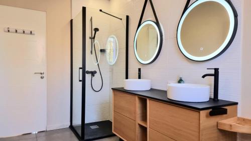 La salle de bains est pourvue de 2 lavabos et de 2 miroirs sur le mur. dans l'établissement Villa Miami-4 chambres-Familiale-Calme-Soleil-Paisible, à Gignac-la-Nerthe