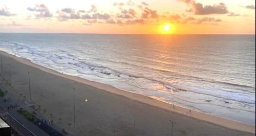 - une vue sur la plage au coucher du soleil sur l'océan dans l'établissement Boa Viagem Piedade Beach, à Récife