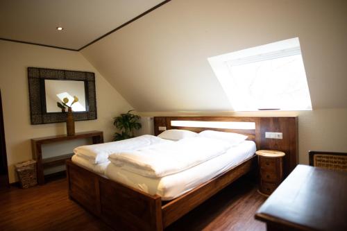 Un dormitorio con una cama grande y una ventana en Vier Jahreszeiten, en Husum