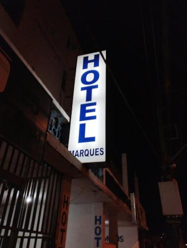 een bord aan de zijkant van een gebouw bij Hotel marques in João Monlevade