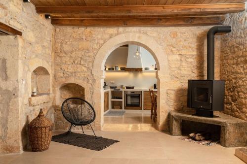 Antama Living, Luxe Stonehouse with Pool & BBQ