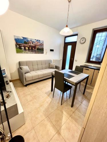 un soggiorno con divano e tavolo di Pavia in Charme - Intero Appartamento a Pavia