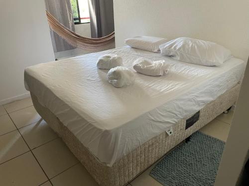 a bed with two stuffed animals on top of it at Flat com Ar Condicionado Ana Regis AP 307, Salvador in Salvador