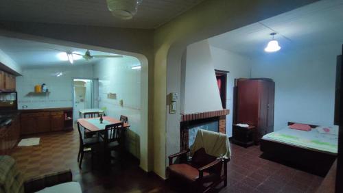 a living room with a table and a kitchen with a bed at Alojamiento Eldorado in Eldorado