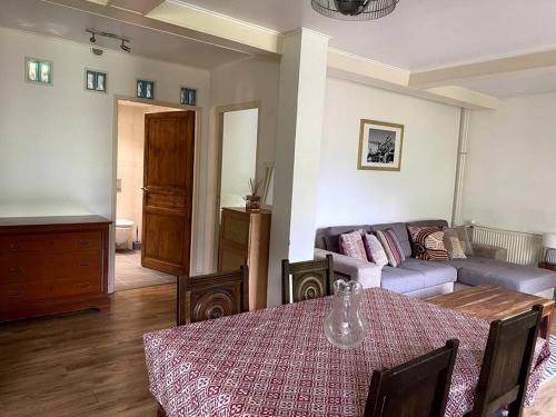 un salon avec une table et un canapé dans l'établissement Une vue à couper le souffle!, à Le Bar-sur-Loup