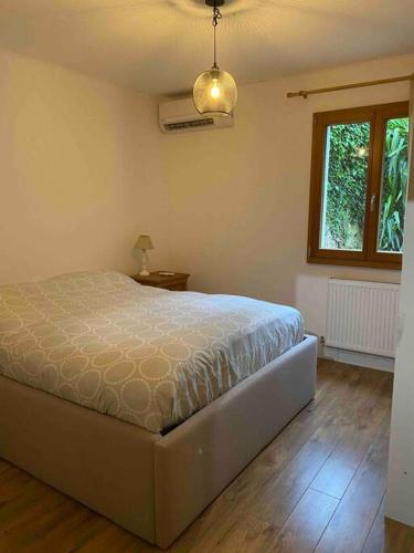 une chambre avec un lit et une fenêtre dans l'établissement Une vue à couper le souffle!, à Le Bar-sur-Loup