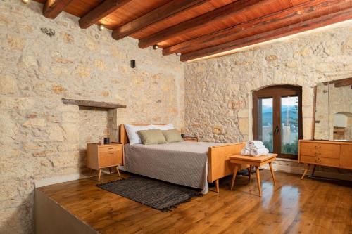 Postel nebo postele na pokoji v ubytování Antama Living, Luxe Stonehouse with Pool & BBQ