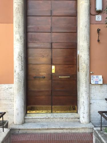 een houten deur aan de zijkant van een gebouw bij in the garden in Rome