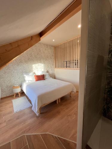 Кровать или кровати в номере Gîte de l’Orme