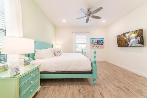a bedroom with a bed and a ceiling fan at Margaritaville Cottages Orlando with H2O Waterpark by Rentyl in Kissimmee