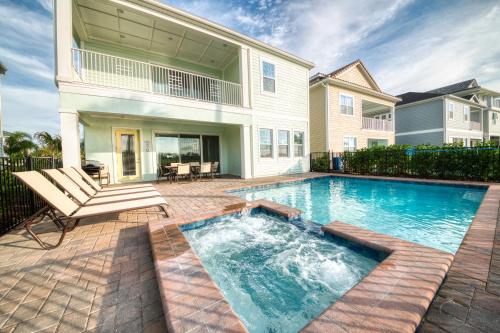 a swimming pool in the backyard of a house at Margaritaville Cottages Orlando with H2O Waterpark by Rentyl in Kissimmee