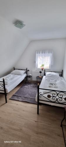 Monteur Villa Kassel في Vellmar: غرفة نوم بسريرين ونافذة