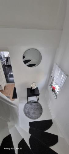 Habitación blanca con espejo redondo y mesa en Monteur Villa Kassel en Vellmar