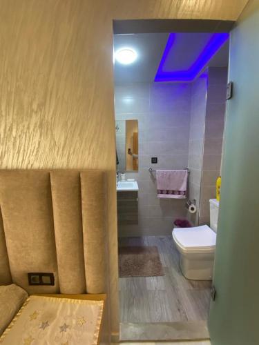 ein Badezimmer mit einem WC, einem Waschbecken und einer Badewanne in der Unterkunft Appartement neuf et élégant in Fès