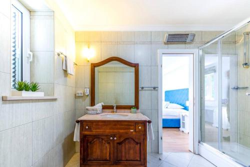 y baño con lavabo y espejo. en Villa K Dubrovnik-5 bedroom villa with sea access, en Zaton