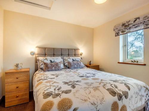 Un dormitorio con una cama grande y una ventana en 1 bed in Dearham SZ069, en Dearham