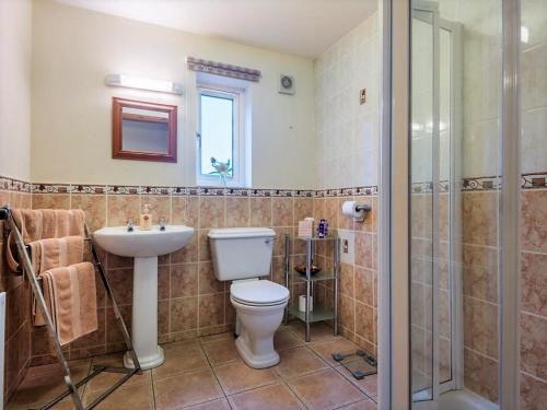 y baño con aseo, lavabo y ducha. en 1 bed in Dearham SZ069, en Dearham