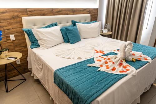 a bedroom with a bed with a bird on it at Mirante Hotel in Governador Valadares