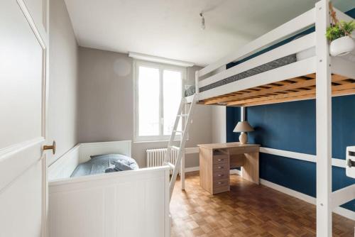 a small room with a bunk bed and a desk at Le Terminus in Angers