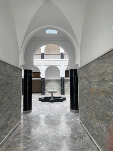 a hallway with a table in the middle of a building at Hôtel Calipau Riad Maison d'Hôtes in Dakhla