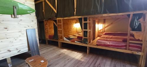 a room with two bunk beds in a cabin at Jardin de Epicuro in Colonia Chapadmalal