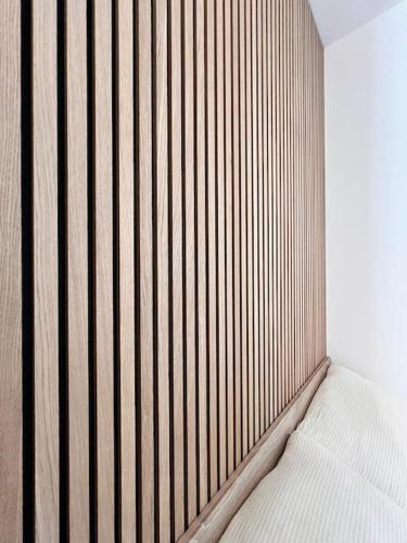 Posto letto in camera con recinzione in legno. di Rhodania Boutique Hôtel a Ginevra