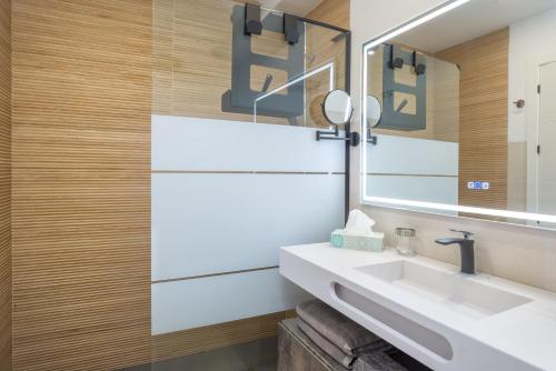 a bathroom with a sink and a mirror at Appartement PM 25 in Fuengirola