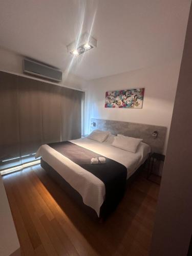 1 dormitorio con 1 cama grande en una habitación en live hotel en Buenos Aires