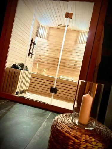 uma janela com uma vela sobre uma mesa num quarto em Suite luxe l'Infini em Istres