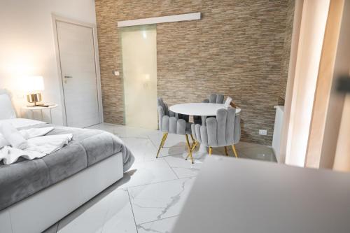 a bedroom with a bed and a table and chairs at Villa Vitti's - Verona est in San Martino Buon Albergo