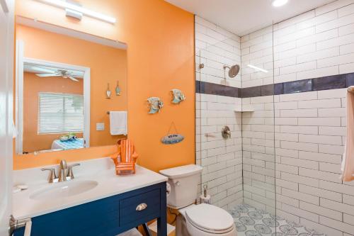 La salle de bains est pourvue de toilettes, d'un lavabo et d'une douche. dans l'établissement The Lofts at St Pete Beach, à St. Pete Beach