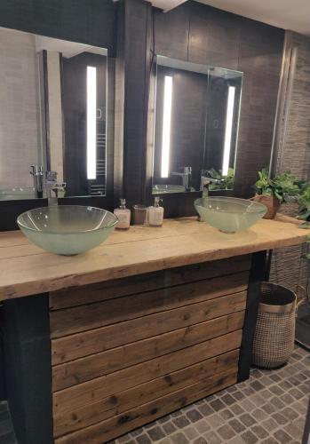 deux lavabos sur un comptoir en bois dans une salle de bain dans l'établissement La Caravelle - À 5 min de Cassis, à Roquefort-la-Bédoule