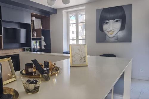 - une cuisine avec une table blanche avec une photo de femme dans l'établissement Enjoy ArchiLyon by camalan !, à Lyon