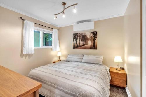 Katil atau katil-katil dalam bilik di Luxury Retreat in Vancouver