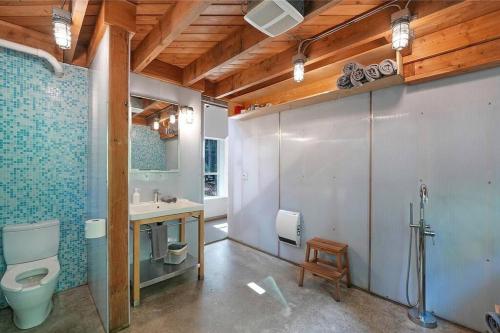 een badkamer met een toilet en een wastafel bij Guemes Island Road Modern Home in Anacortes