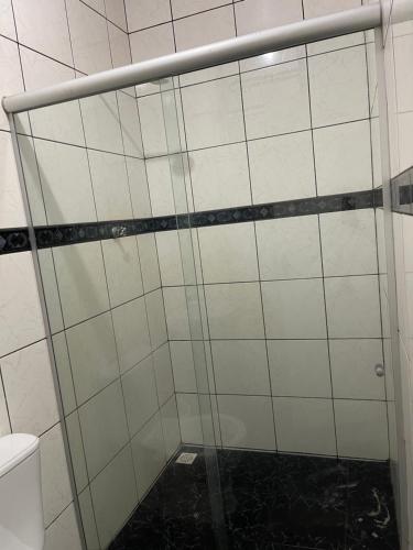 eine Dusche mit Glastür im Bad in der Unterkunft Kitnet na cidade nova in Ananindeua