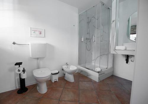a bathroom with a toilet and a shower and a sink at Villa Vitti's - Verona est in San Martino Buon Albergo