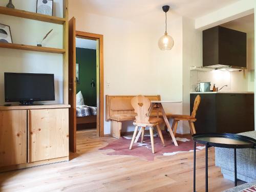 a living room with a table and a dining room at Bergsonne Apartment mit Parkplatz in Innsbruck
