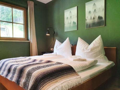 1 dormitorio con 1 cama grande y paredes verdes en Bergsonne Apartment mit Parkplatz, en Innsbruck