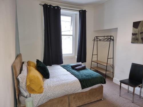 - une chambre avec un lit et une fenêtre dans l'établissement Whitby Elegance Free Parking, Close to Metro and Bus Station, à Tynemouth