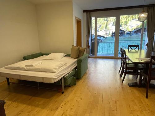 een kamer met een bed en een tafel en een eetkamer bij International House Sölden Apartment mit Blick auf die Berge ZW 8 in Sölden