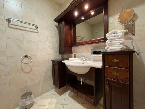een badkamer met een wastafel en een spiegel bij International House Sölden Apartment mit Blick auf die Berge ZW 8 in Sölden