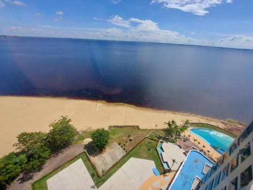una vista aérea de la playa y del océano en Flat Tropical Executive en Manaos