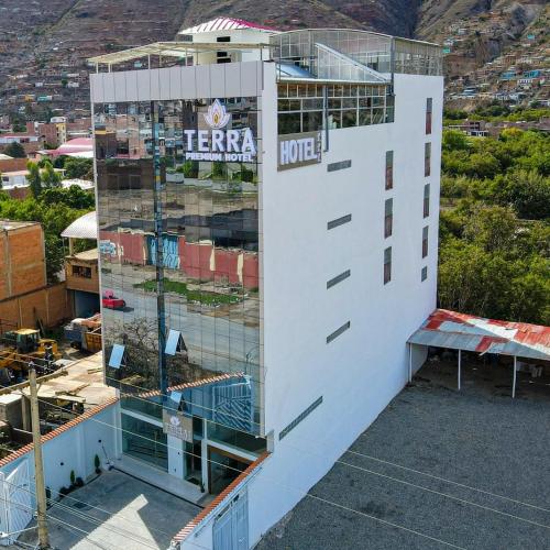 a building under construction on top of a city at Terra Premium Hotel in Huánuco