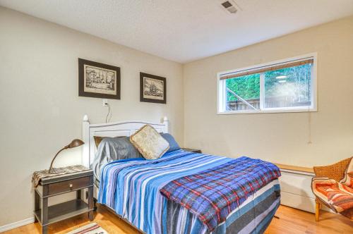 Tempat tidur dalam kamar di Cozy Portland Vacation Rental about 6 Mi to Downtown!